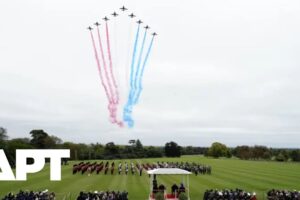 Červené šípy vzdávajú poctu Trumpovej štátnej návšteve preletom nad Windsorom.