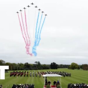 Červené šípy vzdávajú poctu Trumpovej štátnej návšteve preletom nad Windsorom.