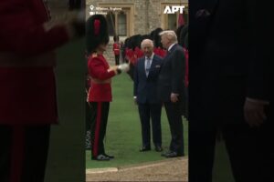 Kráľ Karol žartuje s Trumpom počas ceremónie na Windsorskom hrade.