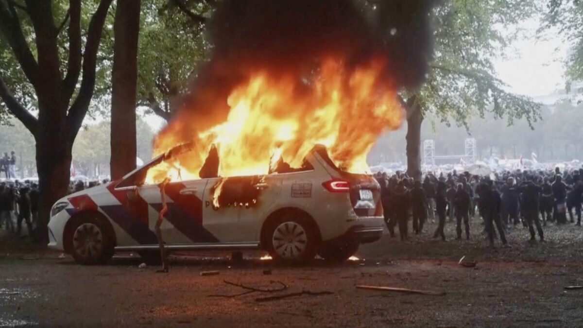 Holandská polícia zasahovala na protiimigračnom proteste v Haagu.