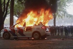 Holandská polícia zasahovala na protiimigračnom proteste v Haagu.