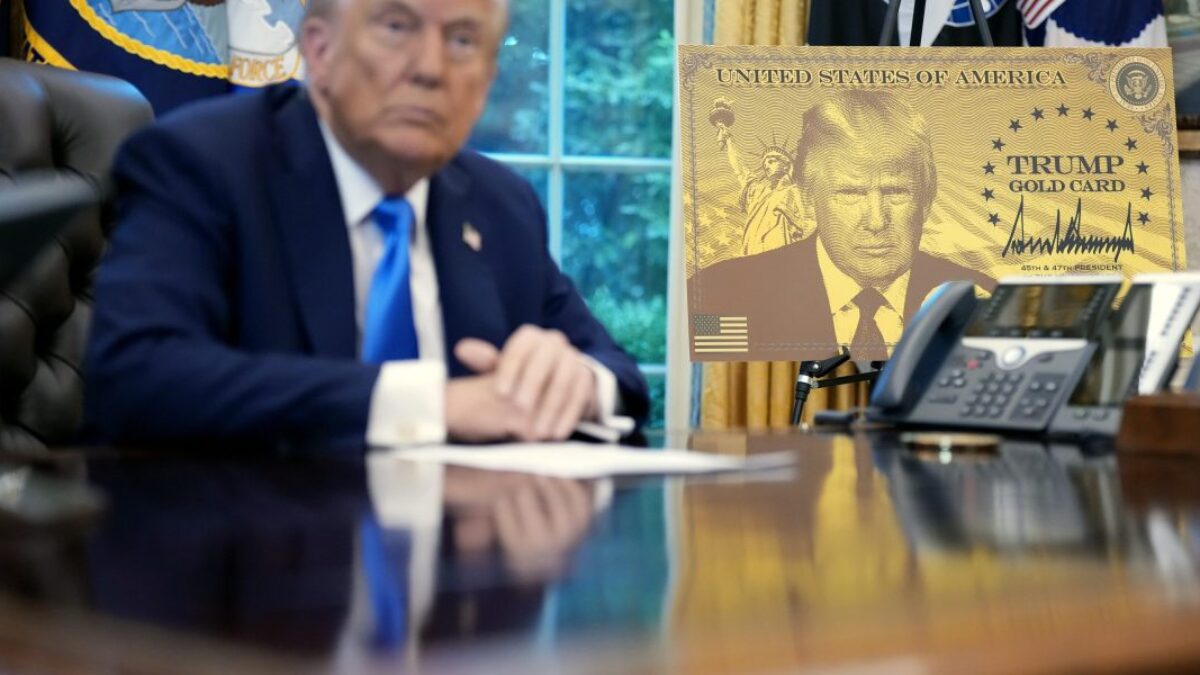 Víza H-1B: Biely dom sa snaží upokojiť zmätok po panike, ktorá uvrhla korporátnu Ameriku do chaosu.