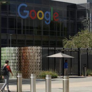 GettyImages-2226698932-e1758408764946.jpg Technologické spoločnosti varujú držiteľov víz H-1B, aby sa vyhýbali cestovaniu ...