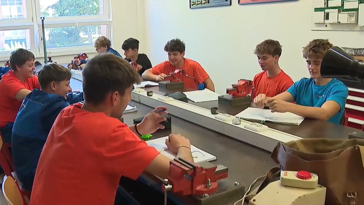 V Česku chýbajú tisíce učiteľov.