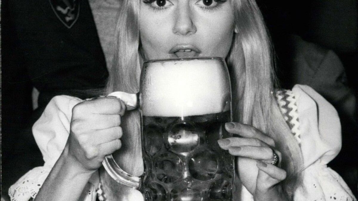 Oktoberfest: Pivo za tristo päťdesiat a razie na šmírákov, čo fotia ženy pod sukňou