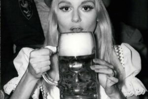 Oktoberfest: Pivo za tristo päťdesiat a razie na šmírákov, čo fotia ženy pod suk...