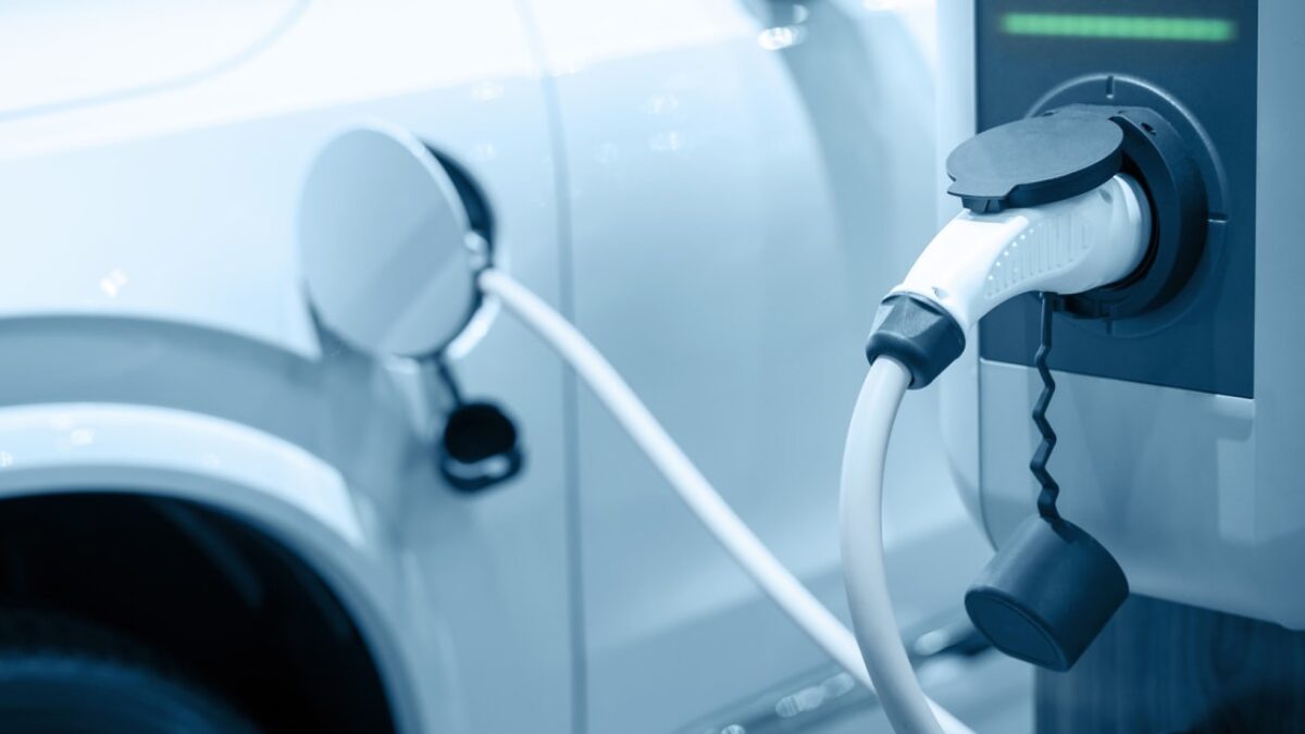 Dojezd 800 km na 12-minutové nabití? Nová baterie pro elektromobily by měla přinést tolik potřebnou revoluci