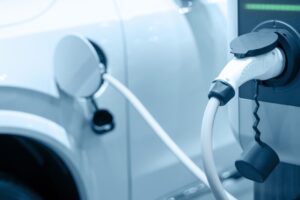 Dojezd 800 km na 12-minutové nabití? Nová baterie pro elektromobily by měla přin...