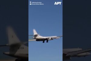 Ruské jadrové bombardéry Tu-160 nacvičujú streľbu riadených striel nad Barentsov...