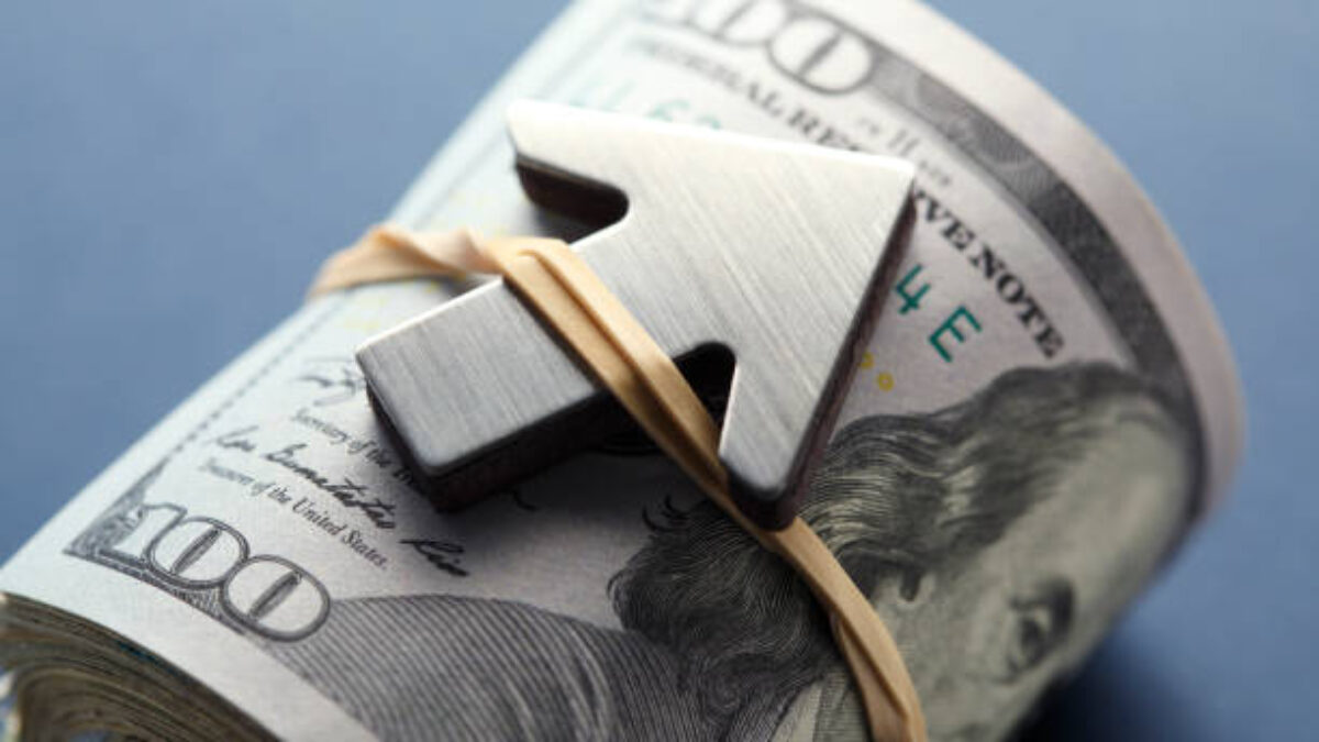 Dolár naberá na sile, prekonáva konkurentov, keď sa 10-ročný výnos blíži k 4,15 %.