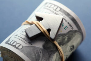 Dolár naberá na sile, prekonáva konkurentov, keď sa 10-ročný výnos blíži k 4,15 ...