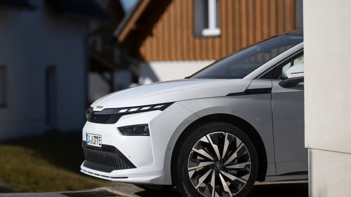 Nedá sa to určiť len z textu „Čože? Dve tretiny Slovákov sa ešte neviezli v elektromobile!“. Tento text neobsahuje žiadnu informáciu o konkrétnej značke a type auta. Je to len konštatovanie o popularite elektromobilov na Slovensku.