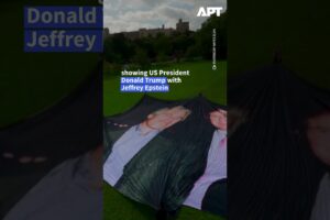 Protestujúci vztýčili obrovský transparent s Trumpom a Epsteinom počas štátnej v...