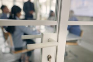 Väčšina riaditeľov priznáva, že nebudú zvyšovať investície v USA, pretože clá po...