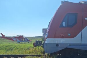 Pri nehode vlaku s autom v Seredi zomrel jeden človek.