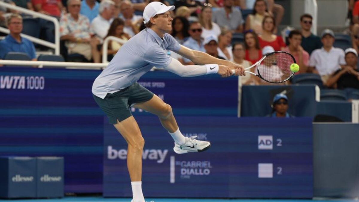 Raper obvinil Sinnera z Hitlerovho prízvuku, prípad prešetruje prokuratúra