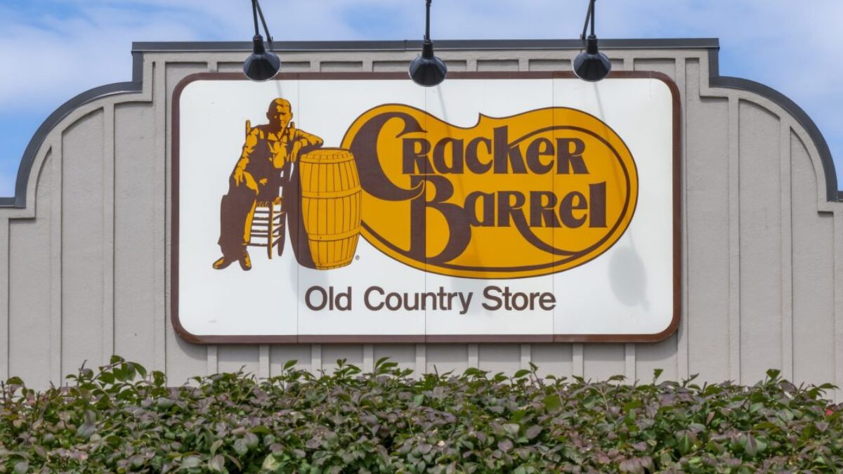 Nepriateľ Cracker Barrel vyzýva akcionárov, aby hlasovali proti „horšiemu ako priemernému“ generálnemu riaditeľovi po sklamaní.