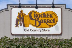 Nepriateľ Cracker Barrel vyzýva akcionárov, aby hlasovali proti „horšiemu ako pr...