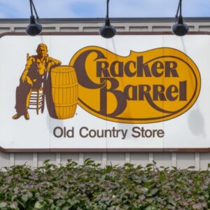 Nepriateľ Cracker Barrel vyzýva akcionárov, aby hlasovali proti „horšiemu ako pr...