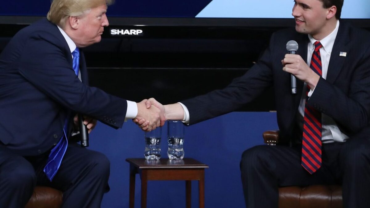 Trump tvrdí, že Charlie Kirk sa mohol stať prezidentom, zatiaľ čo Obama kritizuje Kimmelovu „kultúru rušenia“.