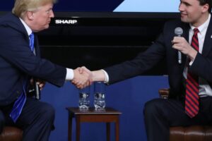 Trump tvrdí, že Charlie Kirk sa mohol stať prezidentom, zatiaľ čo Obama kritizuj...