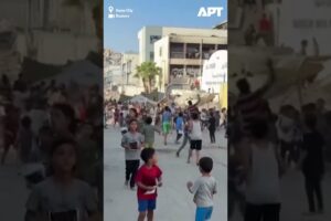 Deti v Gaze zbierajú letáky s príkazom na evakuáciu.