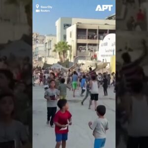 Deti v Gaze zbierajú letáky s príkazom na evakuáciu.