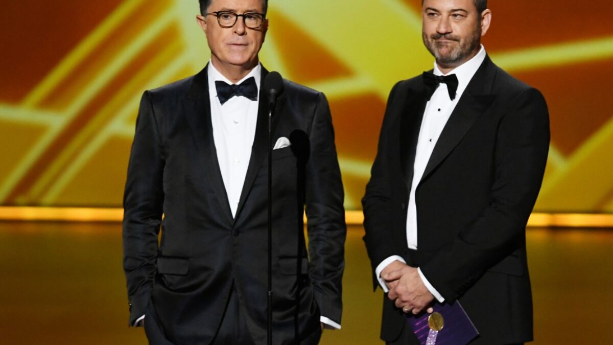 Veľa prekvapených výdychov a otvorených úst: Stephen Colbert sa dozvedel o suspendovaní Jimmyho Kimmela počas nahrávania svojej vlastnej zrušenej CBS relácie.