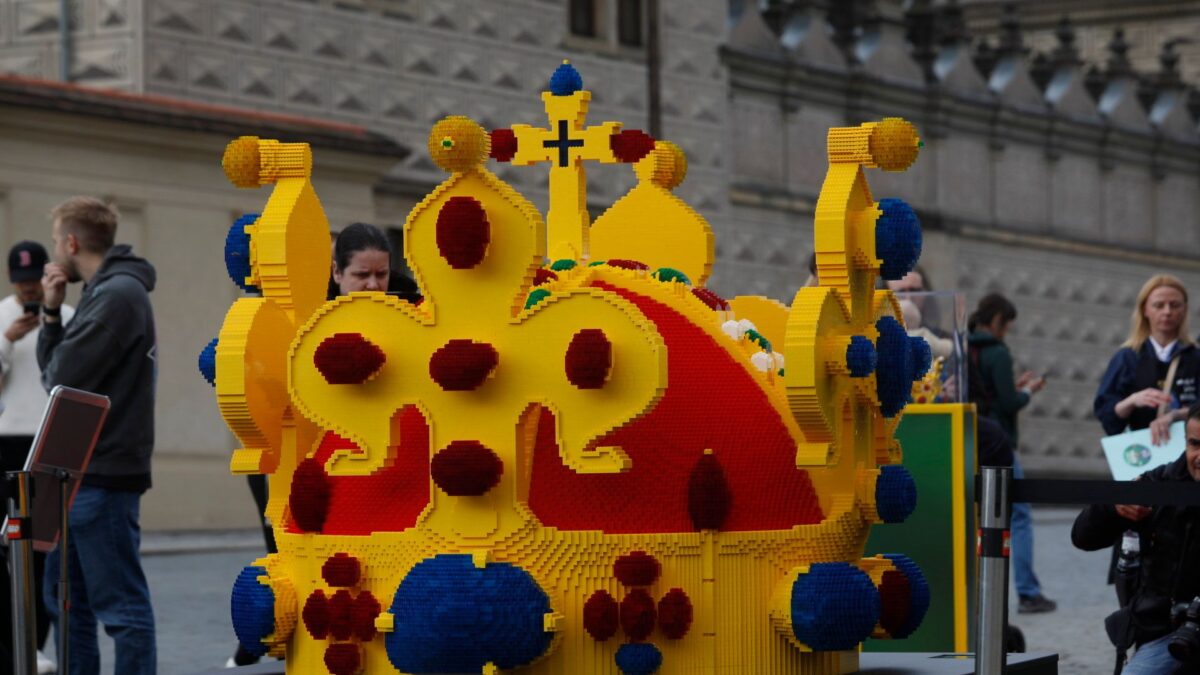 Svetový unikát v Česku: Sväto-Václavská koruna z Lego kociek zdobí pražské Hradčany