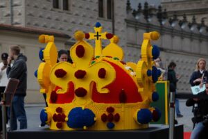 Svetový unikát v Česku: Sväto-Václavská koruna z Lego kociek zdobí pražské Hradč...