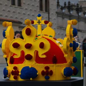 Svetový unikát v Česku: Sväto-Václavská koruna z Lego kociek zdobí pražské Hradč...