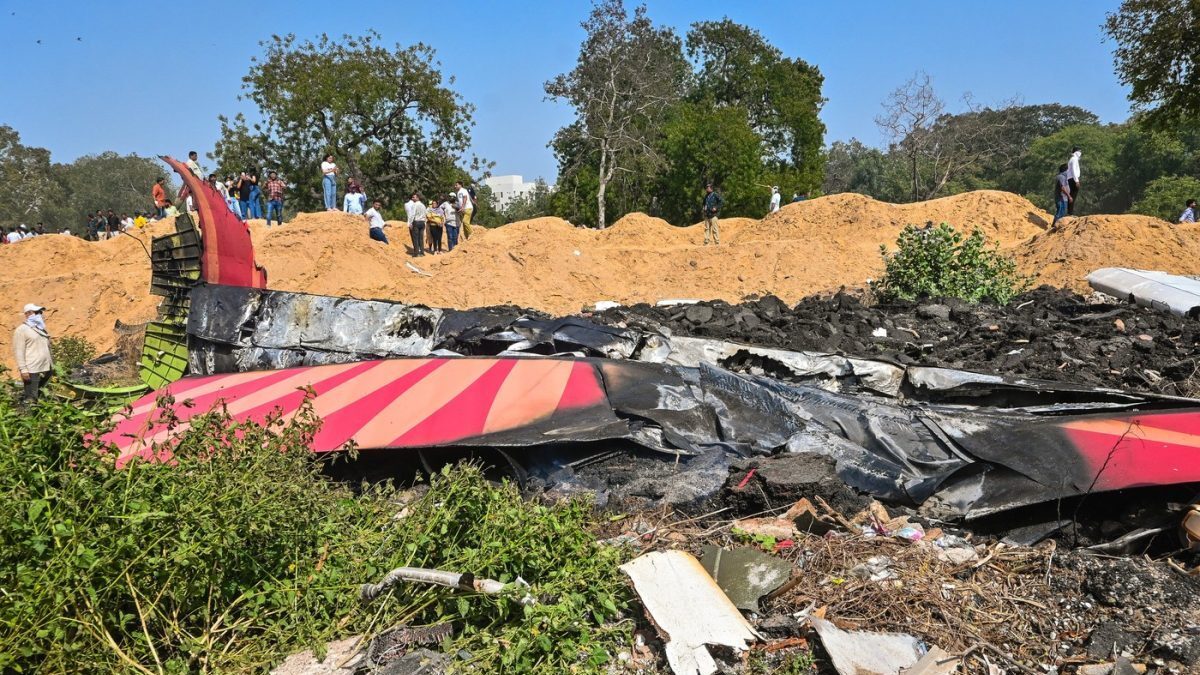 Príbuzní obetí júnovej havárie Air India žalujú Boeing a Honeywell.