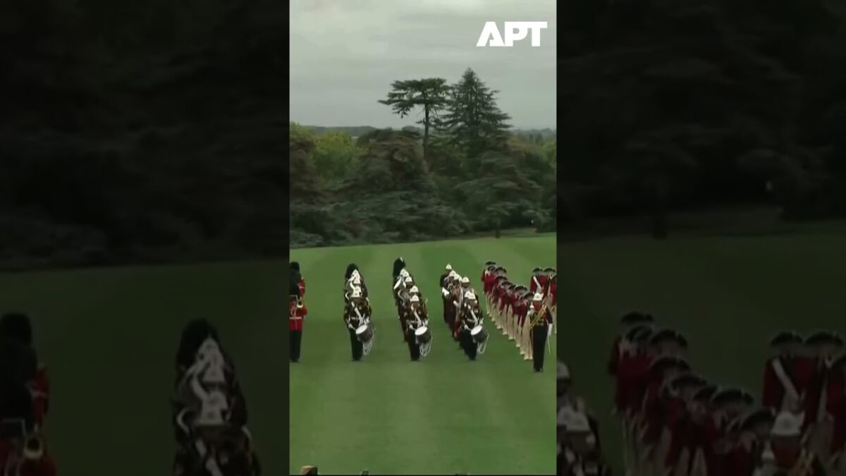 Červené šípy predviedli dychberúcu leteckú akrobaciu nad Windsorom počas štátnej návštevy Trumpa.