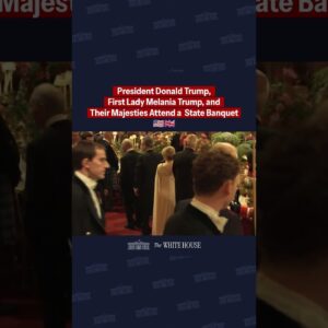 Prezident Trump s prvou dámou a ich veličenstvá vstupujú do Sály svätého Juraja ...