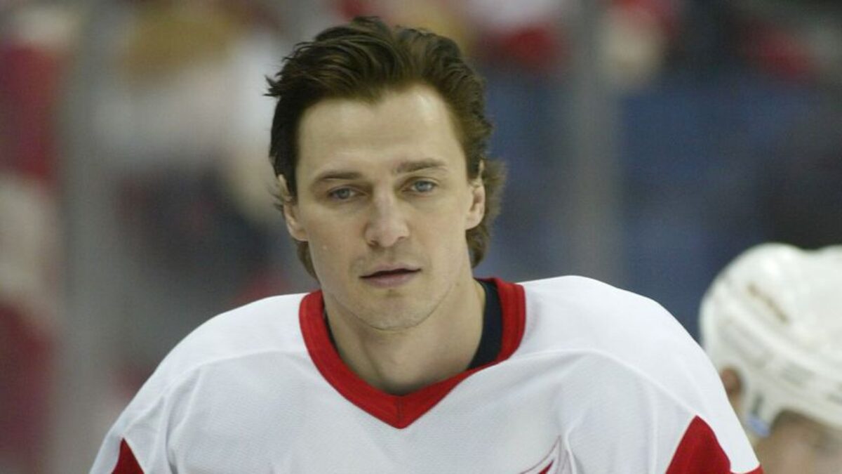 Veľká sláva alebo náplasť na starú ranu? Detroit si uctí Rusa, ktorý Red Wings vrátil na vrchol a ošklbal milióny