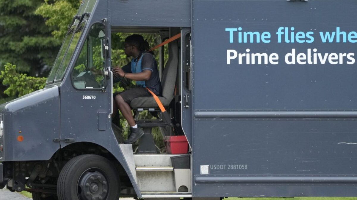 Amazon investuje viac ako 1 miliardu dolárov do pracovníkov vybavovania objednávok a dopravy, aby zvýšil mzdy.