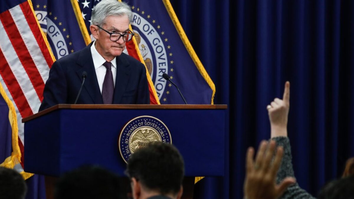 Jerome Powell varuje pred náznakmi AI bubliny a ekonomikou príliš závislou od bohatých.