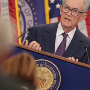 Jerome Powell varuje, že neexistuje „bezriziková cesta“ ako sa vyhnú...