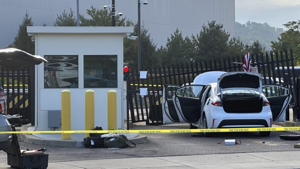 Auto narazilo do budovy FBI v Pittsburghu: Išlo o cielený útok na túto budovu.