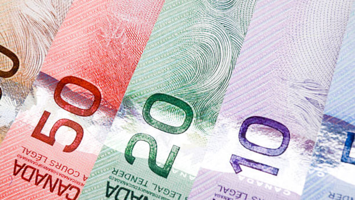Kanadský dolár stabilný, zatiaľ čo BoC znížila sadzby podľa očakávaní, Fed sa dostáva do centra pozornosti.