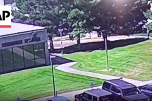 Video ukazuje podozrivého utekajúceho z miesta činu po streľbe na Charlieho Kirk...