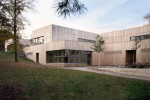 Nádhera. Snová škôlka s výhľadom na zámok pomáhali vybudovať aj samotné deti