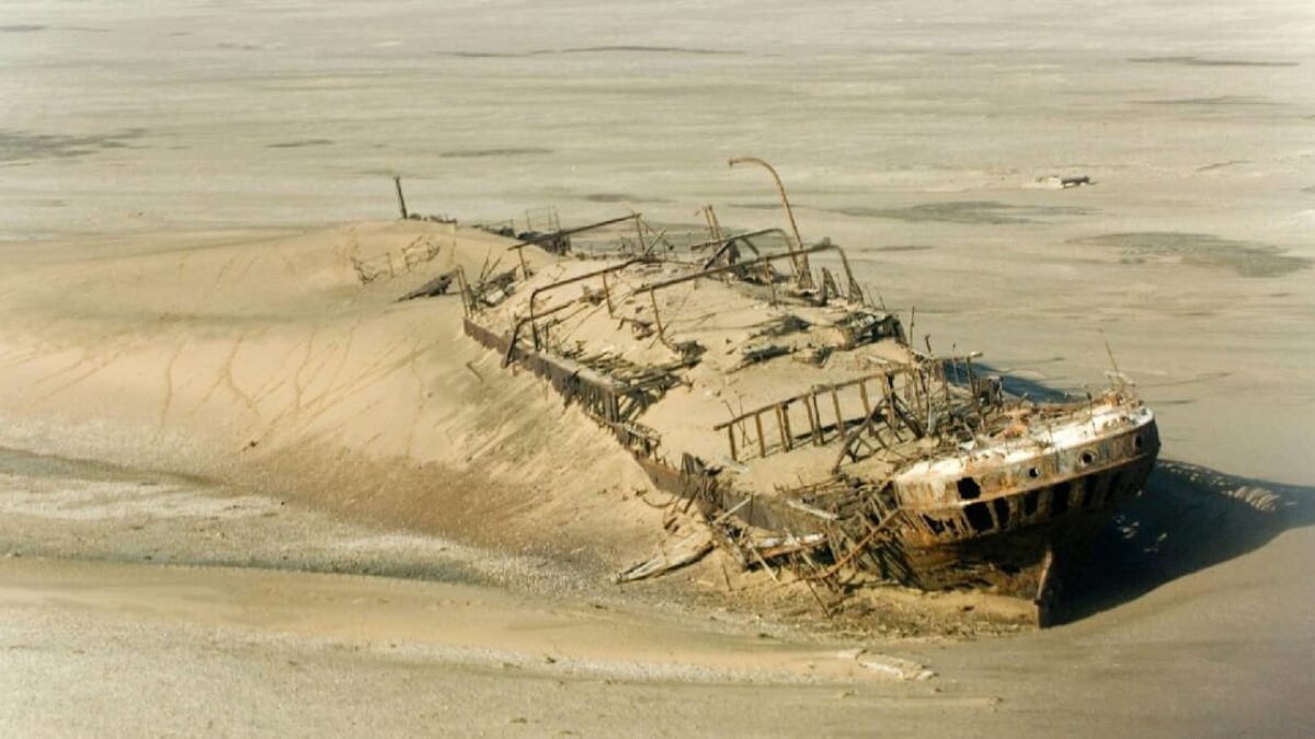 Viac ako 1000 vrakov lodí v púšti? Odhaľte záhadu smrtiacich Pobreží kostier