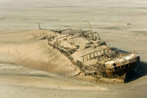 Viac ako 1000 vrakov lodí v púšti? Odhaľte záhadu smrtiacich Pobreží kostier