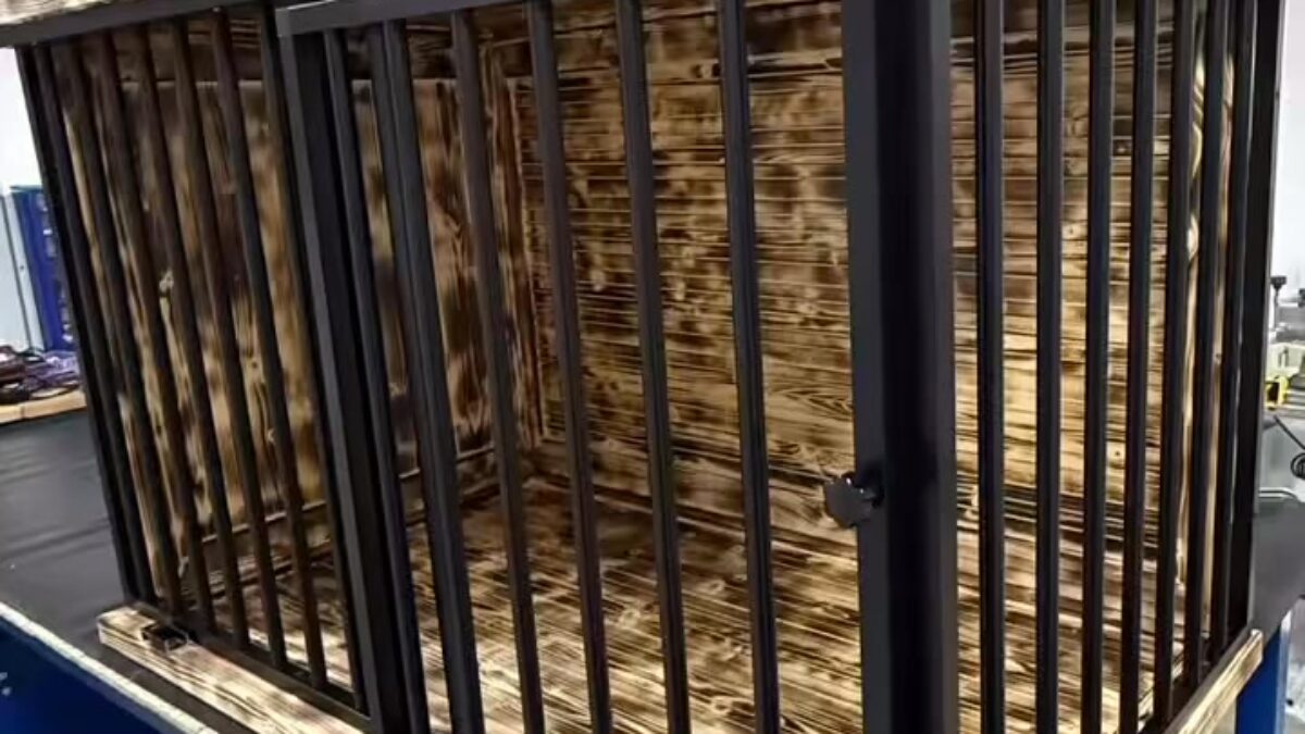 Voliera pre krkavca 3x3x2,5m s dvoma kŕmnymi pultami na 3 misky potiahnutá pletivom esafort.