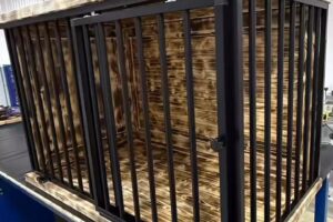 Voliera pre krkavca 3x3x2,5m s dvoma kŕmnymi pultami na 3 misky potiahnutá pleti...