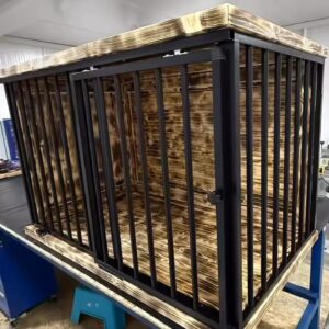 Voliera pre krkavca 3x3x2,5m s dvoma kŕmnymi pultami na 3 misky potiahnutá pleti...