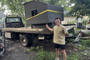 Nomád si postavil domček na aute za pár tisíc, žije v ňom so psom a je šťastný