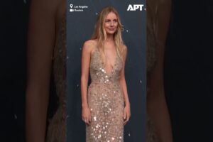 Justine Lupe šokuje odvážnou róbou na červenom koberci Emmy 2025.