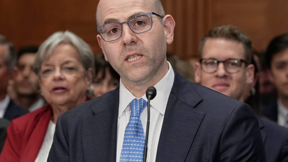 Senát tesne pred zasadnutím o politike potvrdil Mirana za guvernéra Fedu.